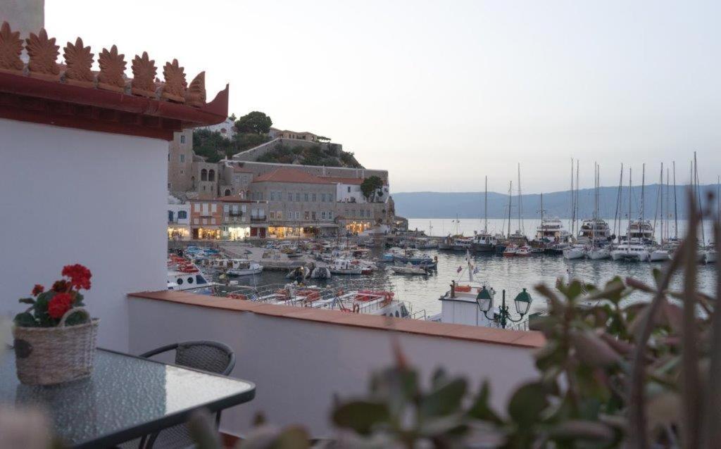 In Hydra Apartment Exterior photo